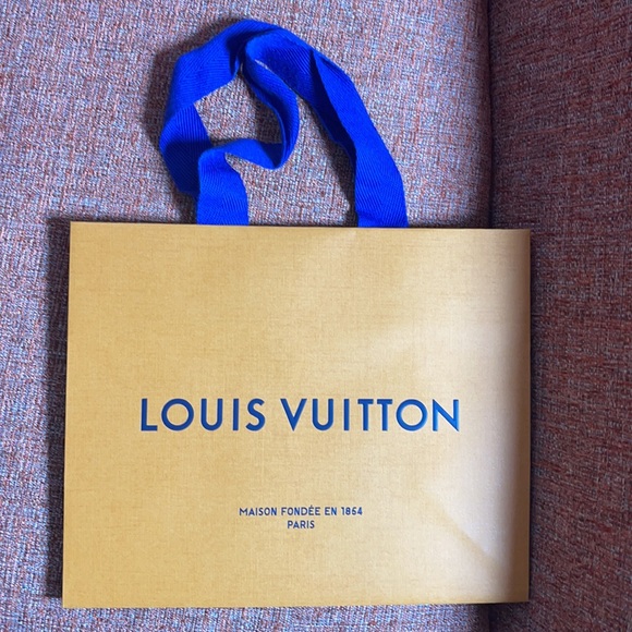 Louis Vuitton bags & magazine! 4 LV gift bags & magazine dedicated to travel - Picture 4 of 6